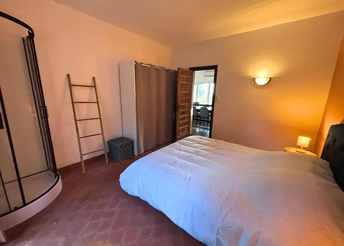 Avec Piscine Et Vue A 700 M De La *